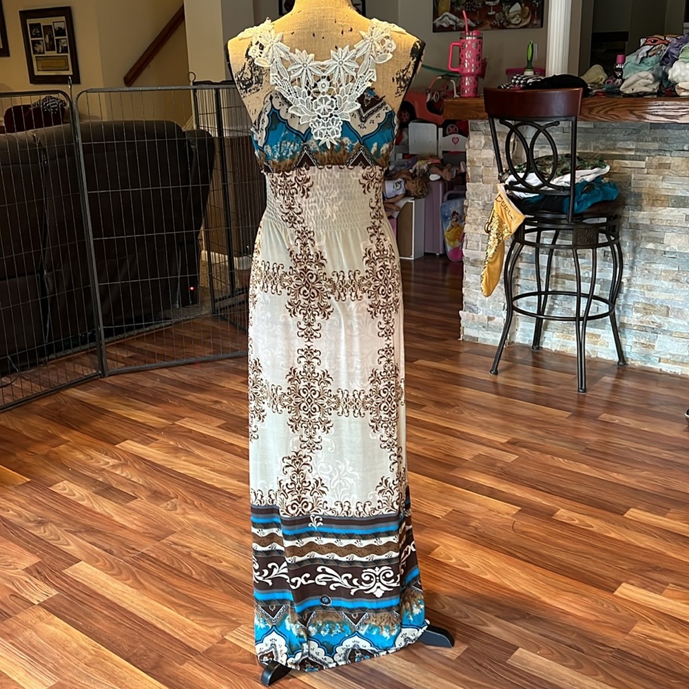 Size XL (more a L) maxi earth tones dress with lace on back - Picture 4 of 4